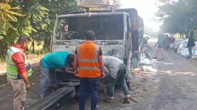 এক্সপ্রেসওয়েতে পুলিশের গাড়ি ভাঙচুর