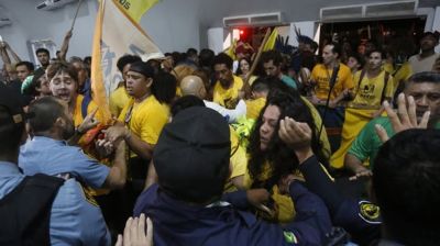 সম্মেলনকেন্দ্রে আদিবাসীদের বিক্ষোভ