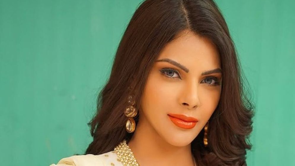 কেন তড়িঘড়ি হাসপাতালে ছুটলেন শার্লিন চোপড়া?