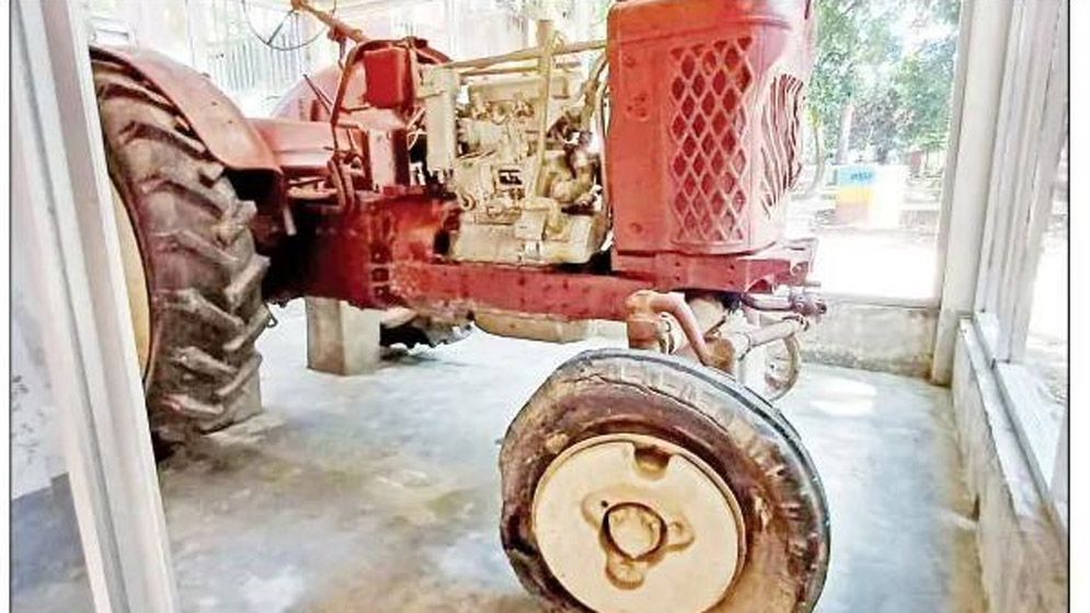 অযত্ন-অবহেলায় পড়ে আছে মওলানা ভাসানীর ট্রাক্টর