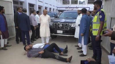 দাবি আদায়ে তিন উপদেষ্টার গাড়ির সামনে শুয়ে পড়ল জনতা!