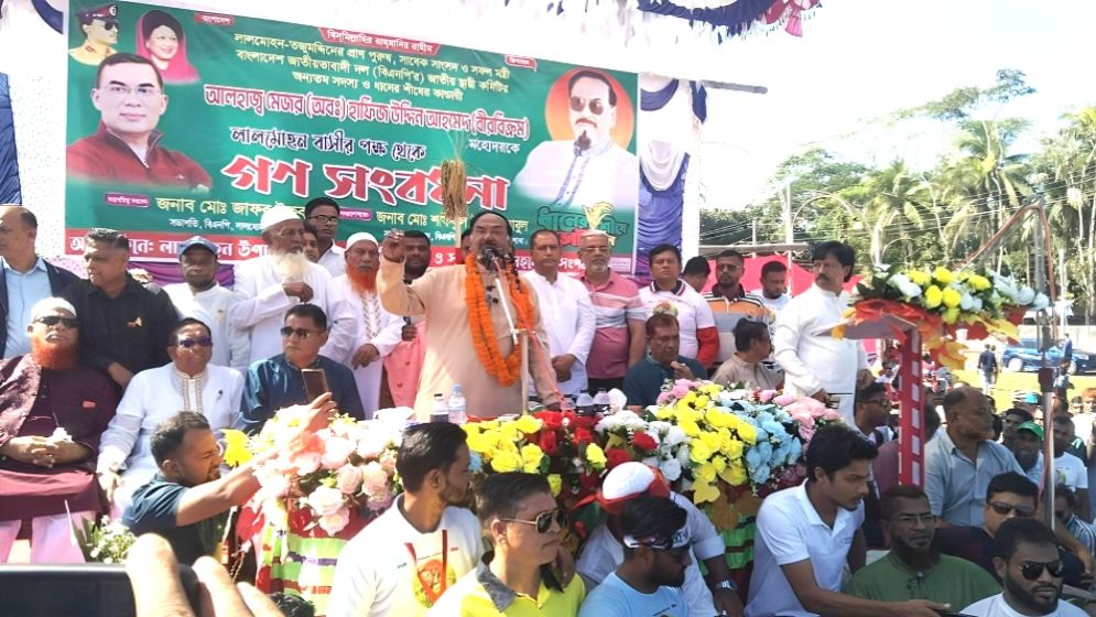 নির্যাতিত মানুষের অভিশাপে শেখ হাসিনা পালাতে বাধ্য হয়েছে