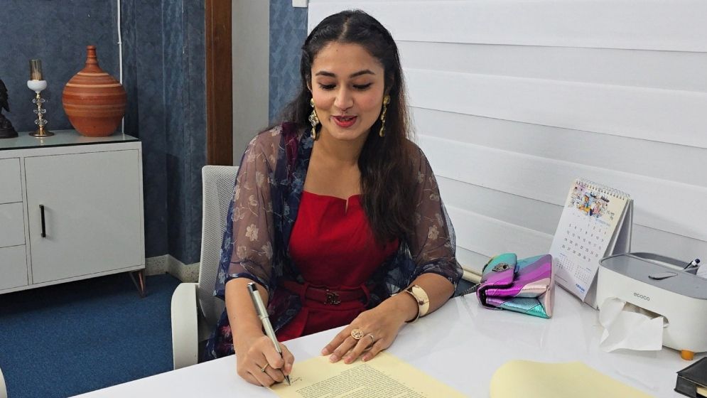 এবার শাকিবের সিনেমায় নাম লেখালেন ফারিণ