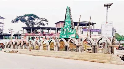 ভাণ্ডারিয়ায় আরবি ক্যালিগ্রাফি খচিত দৃষ্টিনন্দন তিন স্তম্ভ