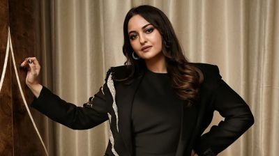 মসজিদ দেখে প্রফুল্ল সোনাক্ষী