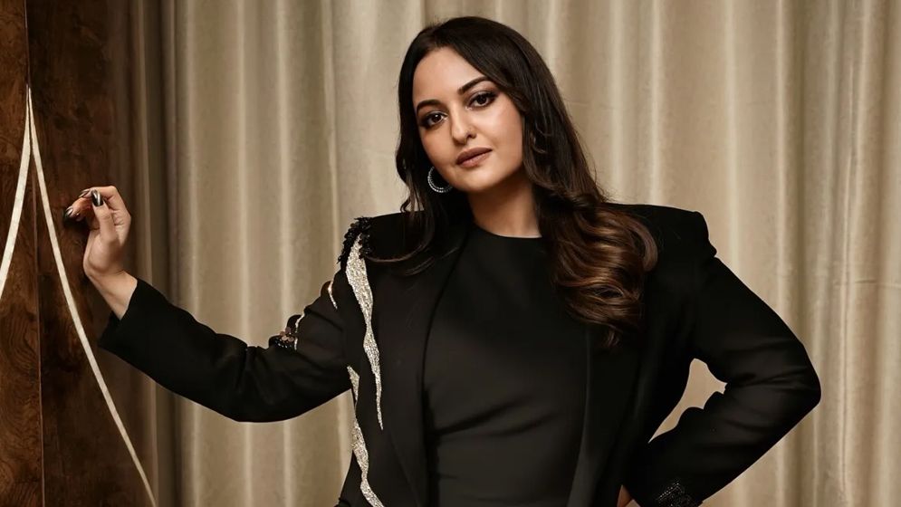 মসজিদ দেখে প্রফুল্ল সোনাক্ষী