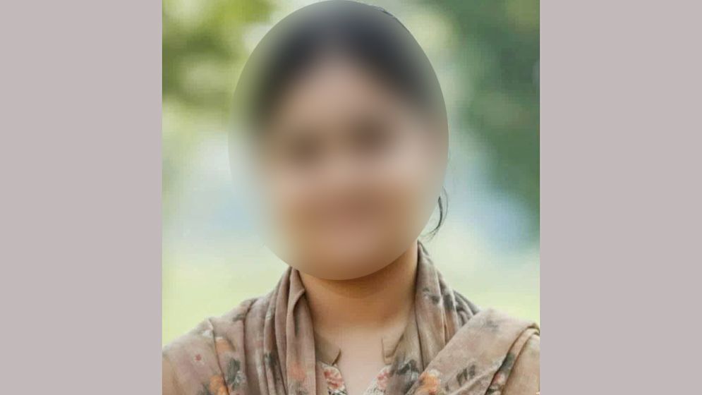 ‘বয়ফ্রেন্ডের সঙ্গে আছি আমাকে খুঁইজেন না’