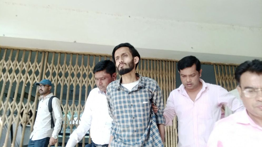 পরীক্ষার হল থেকে ছাত্রলীগ কর্মীকে আটক করে থানায় সোপর্দ