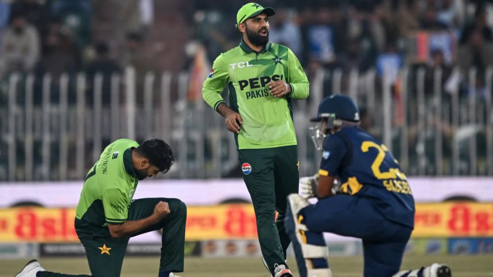 হোয়াইটওয়াশ এড়ানোর ম্যাচেও শ্রীলংকার ব্যাটিং বিপর্যয়