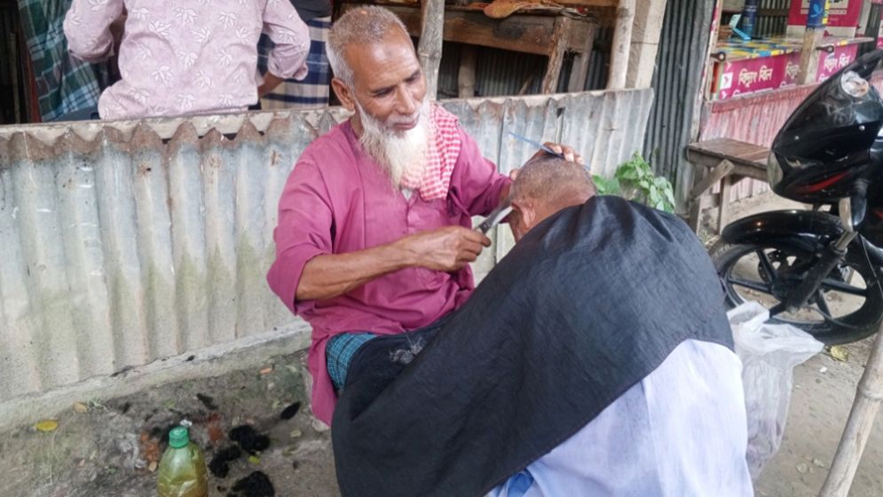 টুল-পিঁড়িতে চুল কেটে ৫০ বছর পার করলেন আহম্মদ আলী