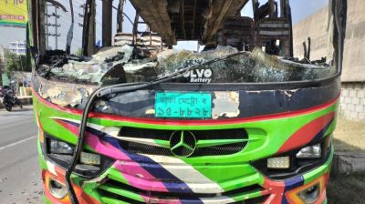 সড়কে দাঁড়িয়ে থাকা বাসে আগুন