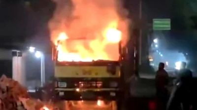 ময়মনসিংহে কাভার্ডভ্যানে আগুন