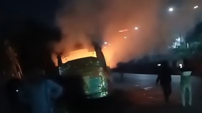 সাভারে পার্কিং করে রাখা আরও একটি বাসে আগুন