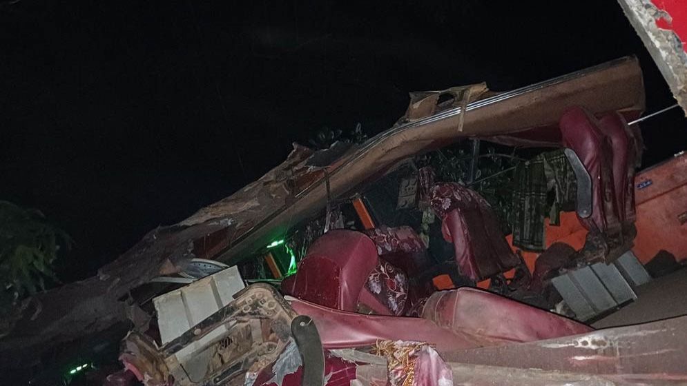 ওভারটেক করতে গিয়ে ট্রাক-গাছে ধাক্কা খেয়ে বাস খাদে, নিহত ৫