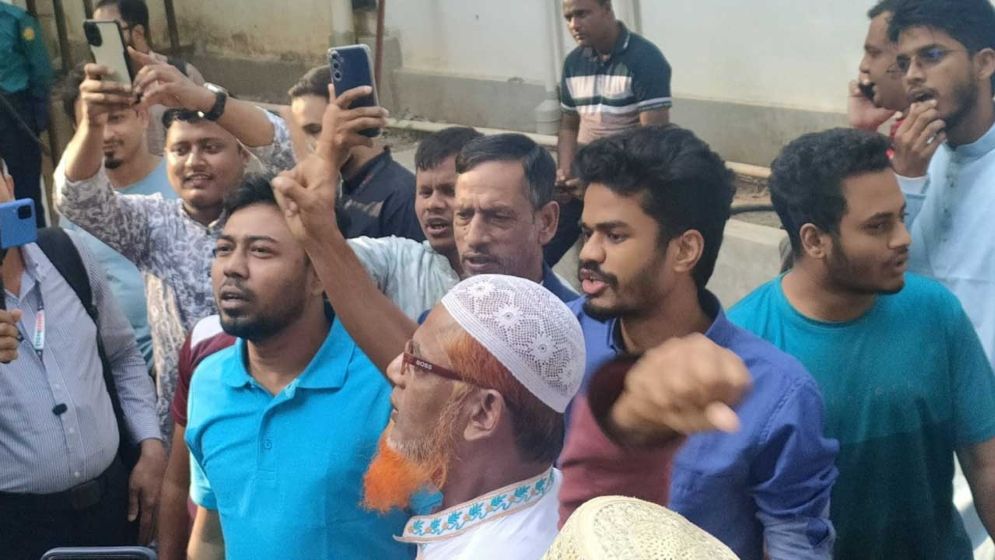 হাসিনার ফাঁসির রায়, ট্রাইব্যুনালের সামনে জনতার উল্লাস