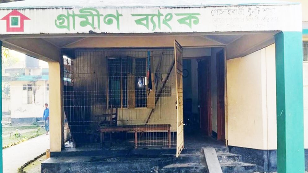 শেরপুরের পর ধুনটেও গ্রামীণ ব্যাংকে আগুন দেওয়ার চেষ্টা