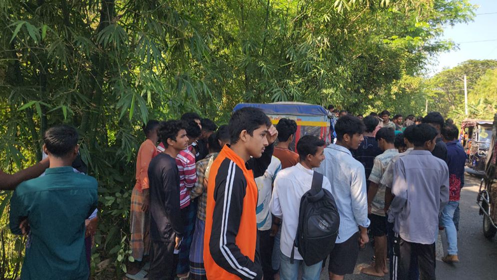 অটোরিকশায় ওড়না পেঁচিয়ে দেহ থেকে আলাদা হয়ে গেল গৃহবধূর মাথা