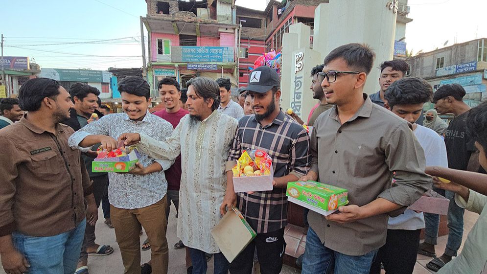 ফ্যাসিস্ট হাসিনার ফাঁসির রায়ে হাসনাতের এলাকায় আনন্দ মিছিল-মিষ্টিমুখ