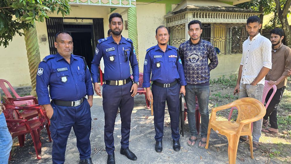 অপরাধ ট্রাইব্যুনালের চেয়ারম্যানের বাড়ির নিরাপত্তা জোরদার