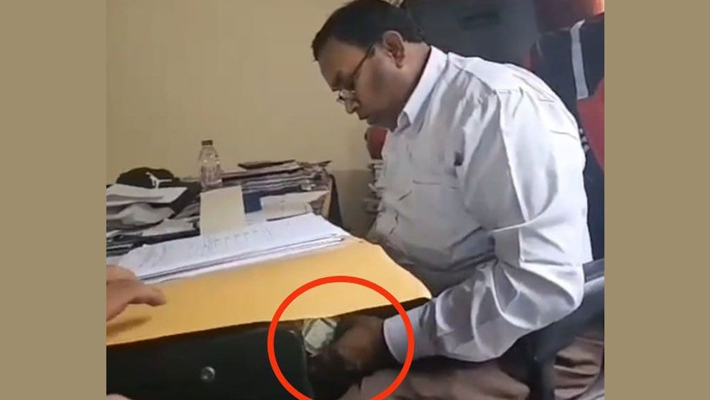 নান্দাইলে উপসহকারী প্রকৌশলীর ঘুস নেওয়ার ভিডিও ফাঁস