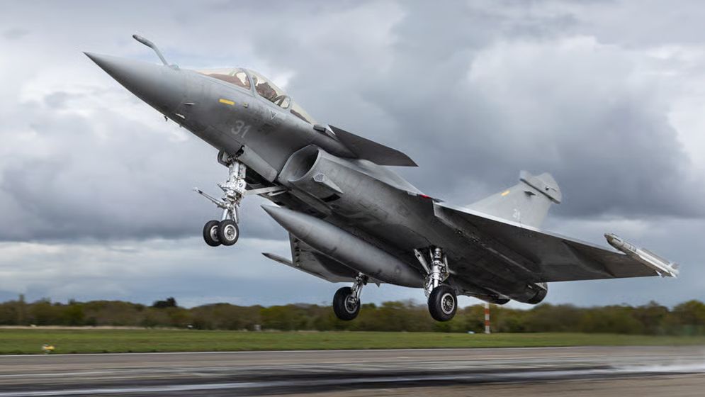 ১০ বছরে ইউক্রেনকে ১০০ রাফাল যুদ্ধবিমান দেবে ফ্রান্স