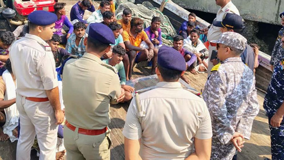 ভারতীয় বাহিনীর হাতে আটক ৫৫ বাংলাদেশি জেলে