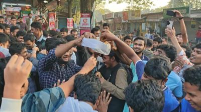 জাবিতে মিষ্টি উৎসবের পর খুনি হাসিনার প্রতীকী ফাঁসি কার্যকর