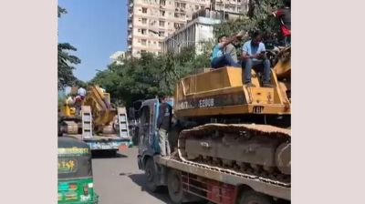ধানমন্ডির দিকে নিয়ে যাওয়া হচ্ছে দুটি বুলডোজার