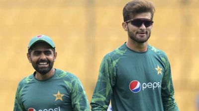 বাবর আজমকে দলের ‘মেরুদন্ড’ বললেন অধিনায়ক শাহিন