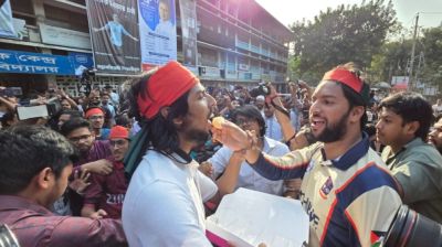 হাসিনার মৃত্যুদণ্ডের রায়ে টিএসসিতে মিষ্টি বিতরণ