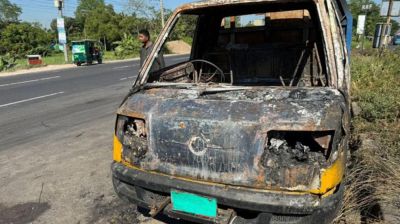 জামায়াত নেতার পিকআপ ভ্যান পুড়িয়ে দিল দুর্বৃত্তরা