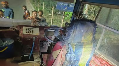 সড়কে থামিয়ে রাখা বাসে দুর্বৃত্তদের আগুন
