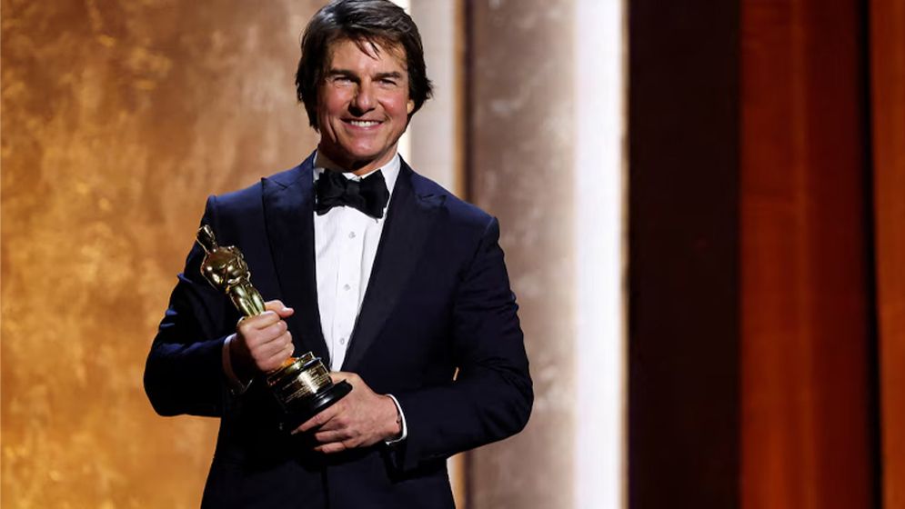 টম ক্রুজের হাতে উঠল বহু প্রতীক্ষিত সম্মানসূচক অস্কার