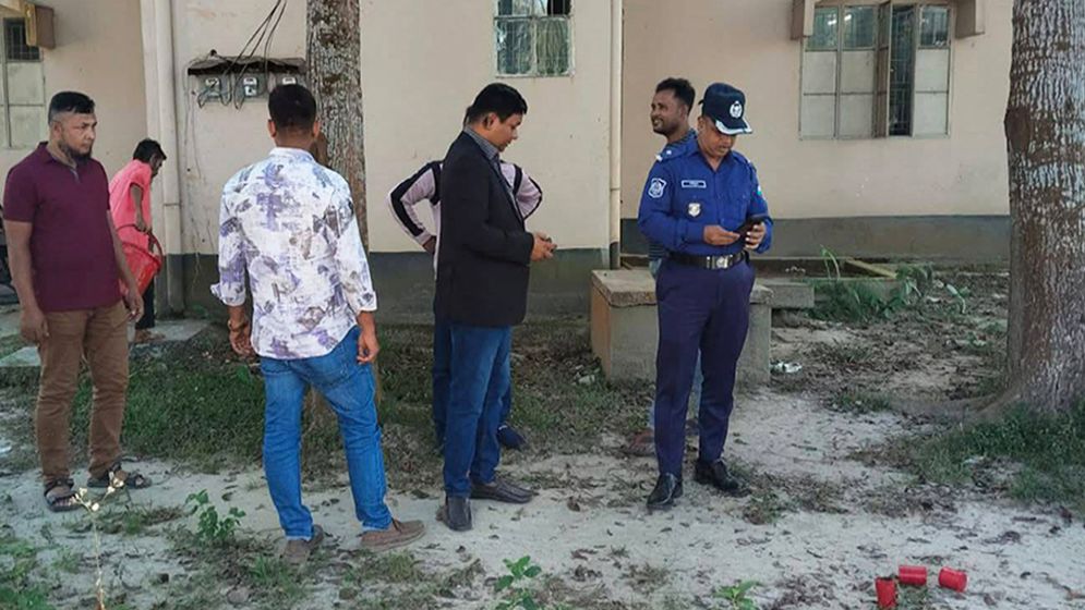 ধুনটে গ্রামীণ ব্যাংকের গেট থেকে ৩ ককটেল উদ্ধার