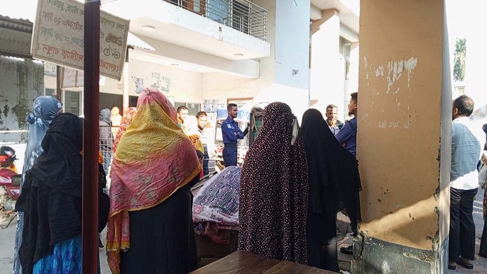 স্বামীর বাইক থেকে পড়ে গৃহবধূর মৃত্যু