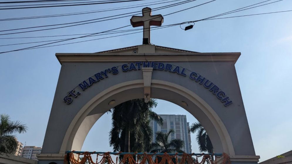 ধর্মীয় প্রতিষ্ঠানে ককটেল হামলার প্রতিবাদে খ্রিস্টান সম্প্রদায়ের মানববন্ধন