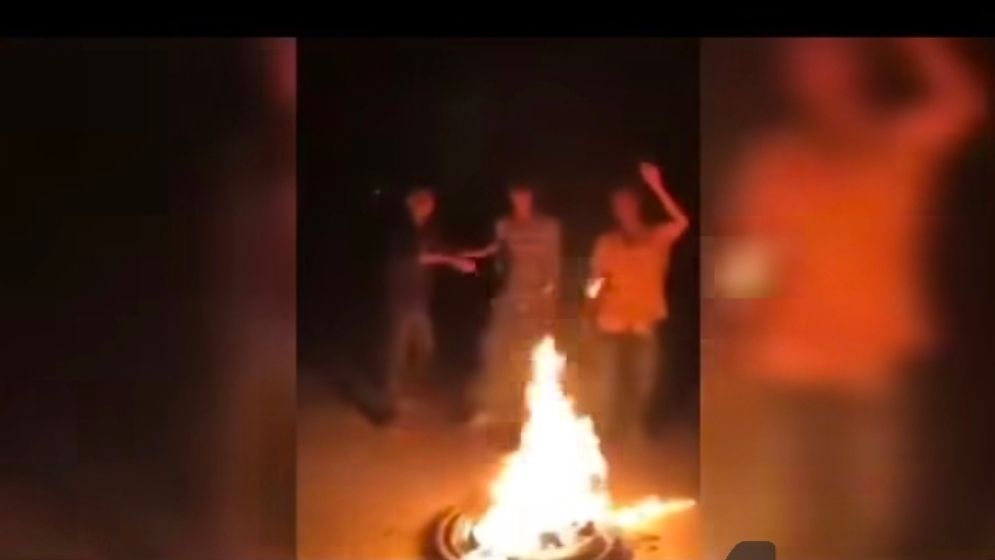 মহাসড়কে টায়ার জ্বালিয়ে নিষিদ্ধ ছাত্রলীগের বিক্ষোভ