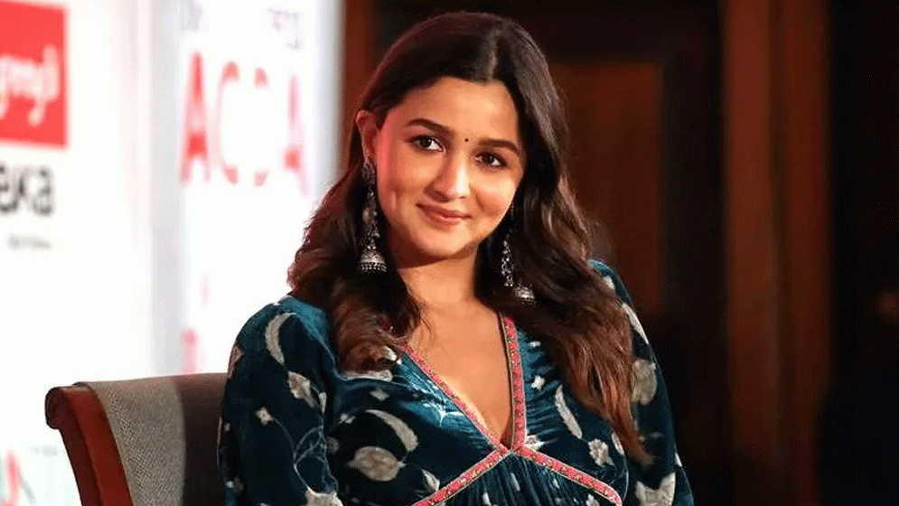 আলিয়ার বিরুদ্ধে গল্প চুরির অভিযোগ, যা বললেন মুকেশ ভাট