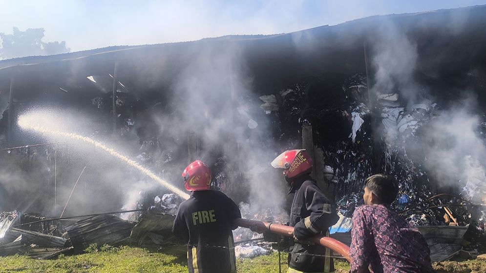 শ্রীপুরে যুবদল নেতার ঝুট গুদামে আগুন লাগানোর অভিযোগ