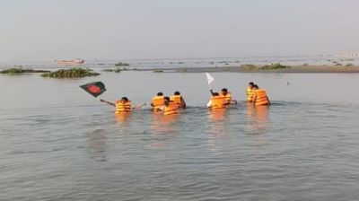 লংমার্চে বাধা দেওয়ায় সাঁতরে পদ্মা পার হতে গিয়ে আহত ২