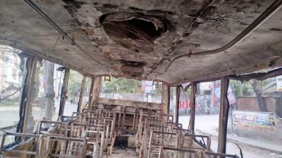 ফতুল্লায় দুর্বৃত্তের আগুনে যাত্রীবাহী বাস পুড়ে ছাই