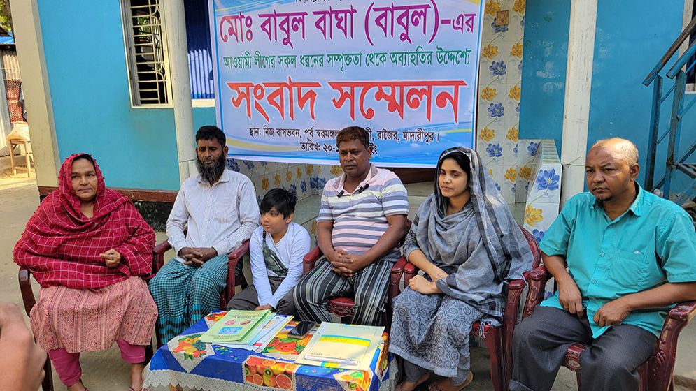সংবাদ সম্মেলন করে সপরিবারে আ.লীগ ছাড়লেন সাবেক কাউন্সিলর