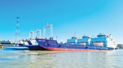 চট্টগ্রামে তৈরি ৩ ল্যান্ডিং ক্রাফট যাচ্ছে আমিরাতে