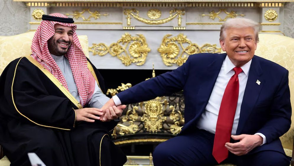 মহাজন ট্রাম্প কুঠিতে এলাহি কারবার