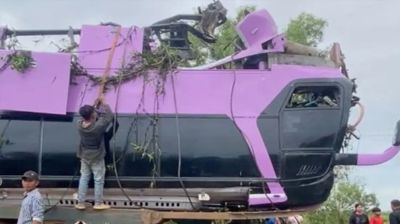 কম্বোডিয়ায় নিয়ন্ত্রণ হারিয়ে নদীতে বাস, নিহত ১৬