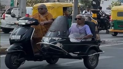 ৮৭ বছরেও স্কুটি চালাচ্ছেন তিনি