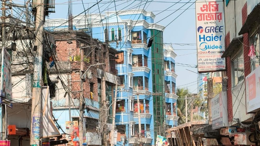 ভূমিকম্পে নারায়ণগঞ্জ বন্দরে ভবন হেলে পড়ার গুজব