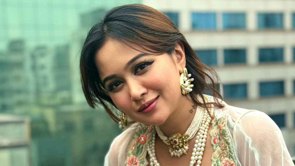 মেয়েদের জীবনের থেকে একটি ওড়না বেশি গুরুত্বপূর্ণ: চমক