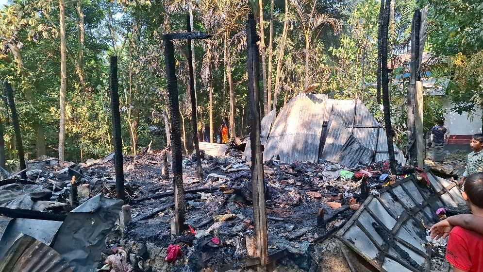 শর্টসার্কিটের আগুনে পুড়ল বসতঘর