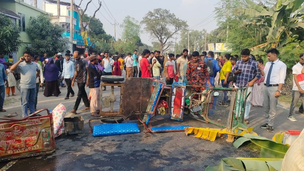 বাস-ইজিবাইক মুখোমুখি সংঘর্ষে নিহত ৪